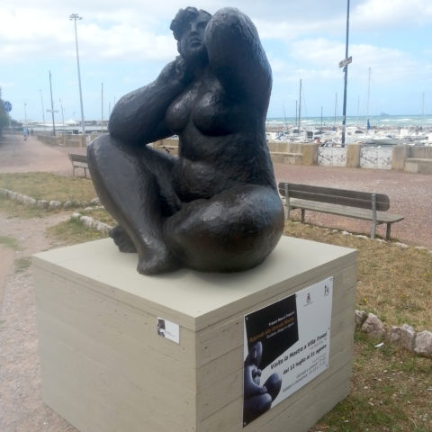 (Figura seduta sul mare)